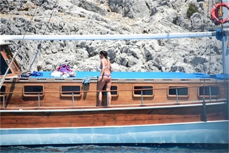 Nurgül Yeşilçay tanga bikini ile yakalandı!