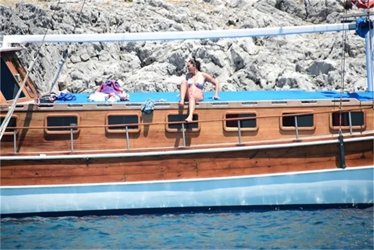 Nurgül Yeşilçay tanga bikini ile yakalandı!