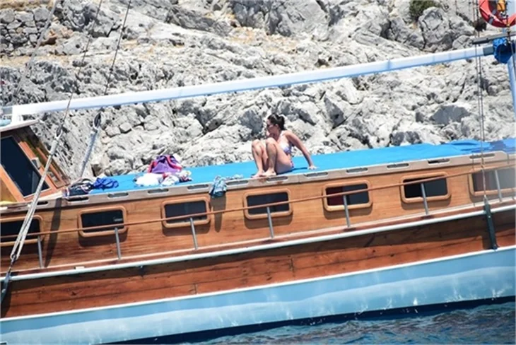 Nurgül Yeşilçay tanga bikini ile yakalandı!