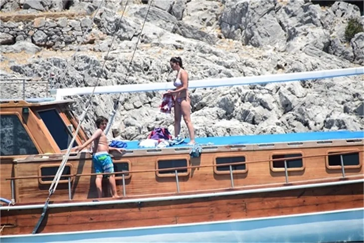 Nurgül Yeşilçay tanga bikini ile yakalandı!