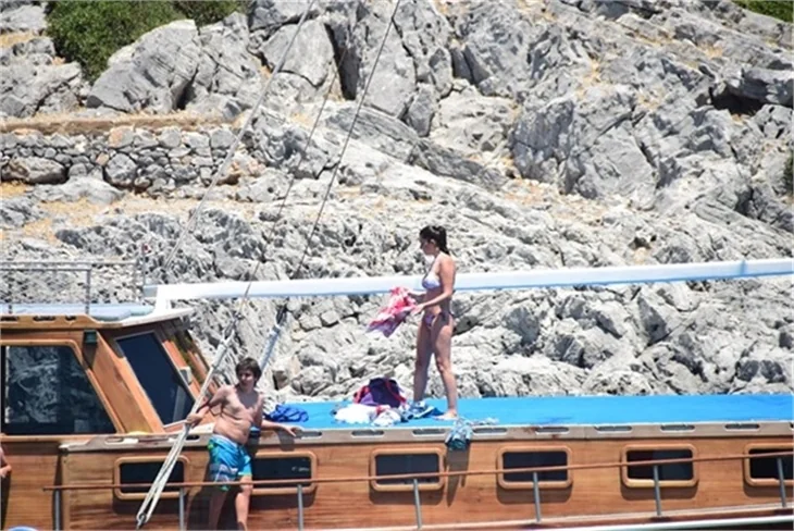 Nurgül Yeşilçay tanga bikini ile yakalandı!