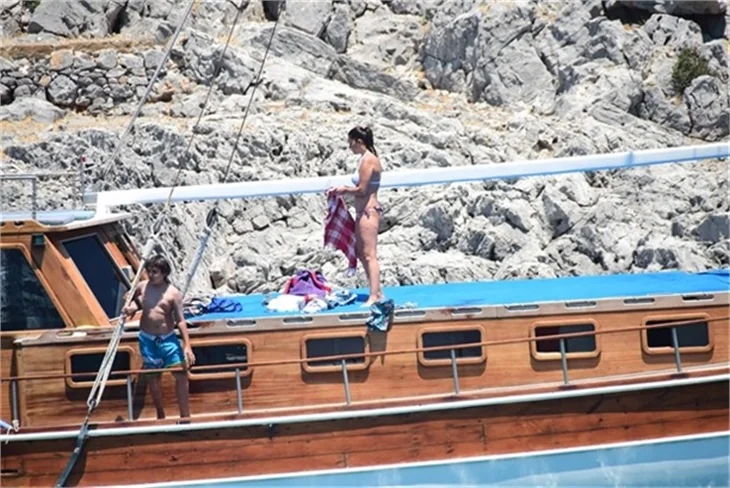 Nurgül Yeşilçay tanga bikini ile yakalandı!