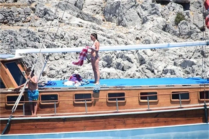 Nurgül Yeşilçay tanga bikini ile yakalandı!