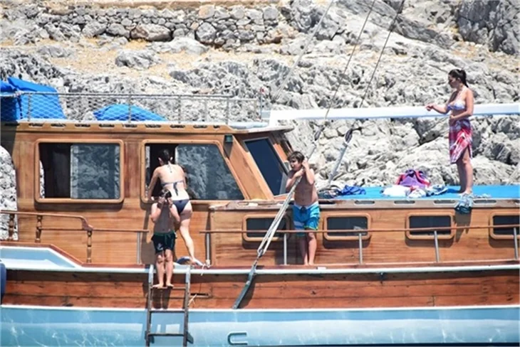 Nurgül Yeşilçay tanga bikini ile yakalandı!
