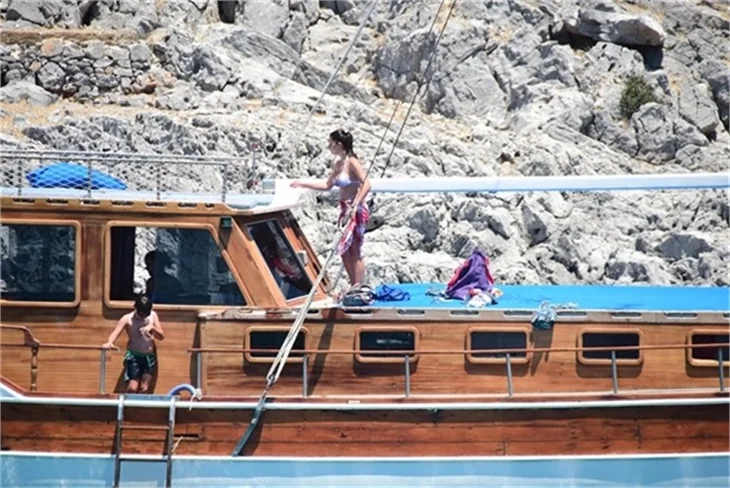 Nurgül Yeşilçay tanga bikini ile yakalandı!