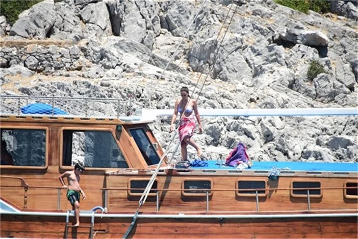 Nurgül Yeşilçay tanga bikini ile yakalandı!
