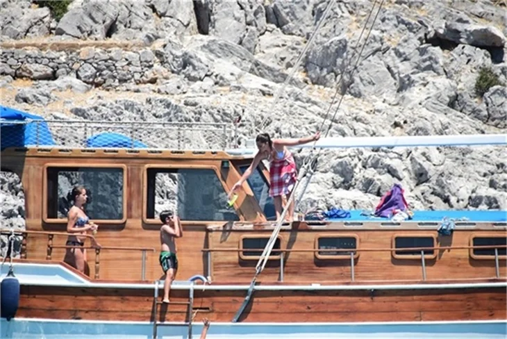 Nurgül Yeşilçay tanga bikini ile yakalandı!