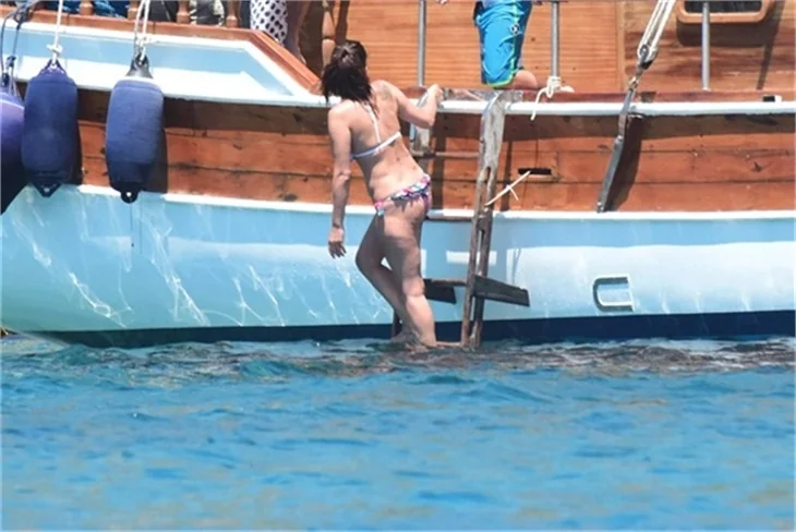 Nurgül Yeşilçay tanga bikini ile yakalandı!