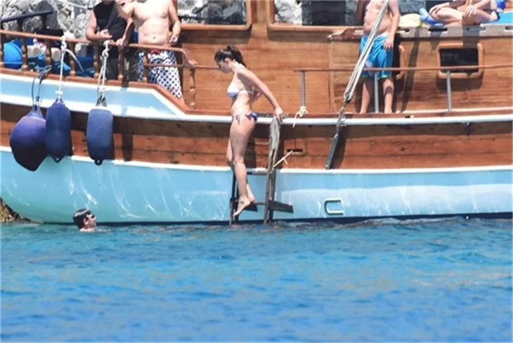 Nurgül Yeşilçay tanga bikini ile yakalandı!