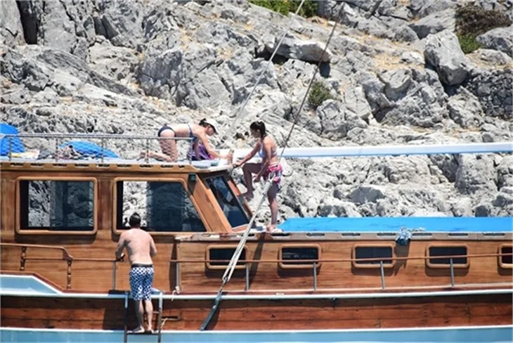 Nurgül Yeşilçay tanga bikini ile yakalandı!