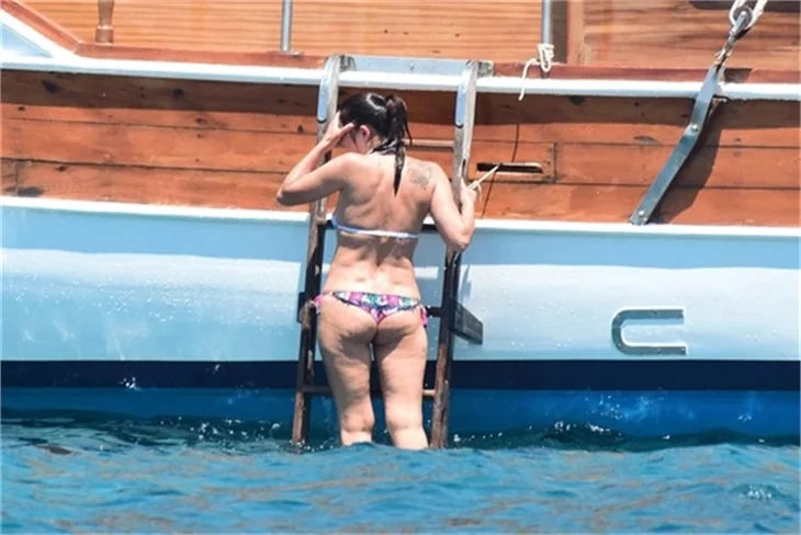 Nurgül Yeşilçay tanga bikini ile yakalandı!