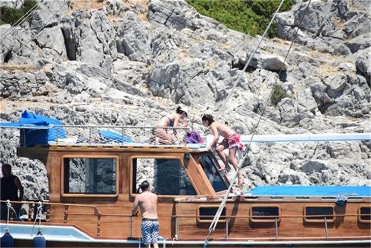 Nurgül Yeşilçay tanga bikini ile yakalandı!