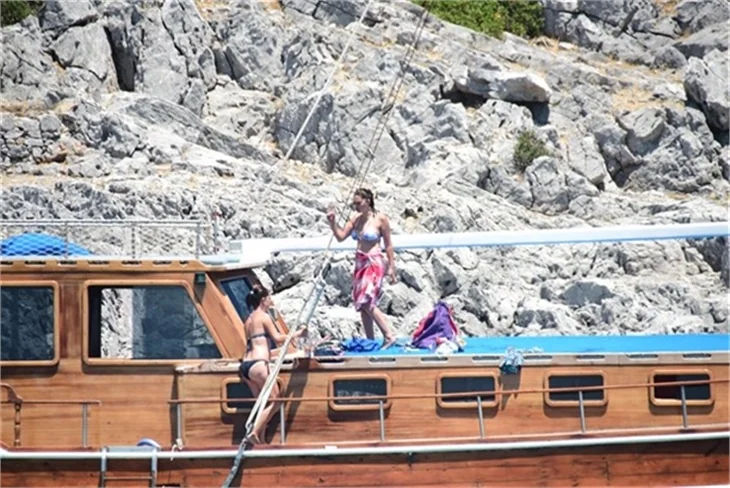 Nurgül Yeşilçay tanga bikini ile yakalandı!