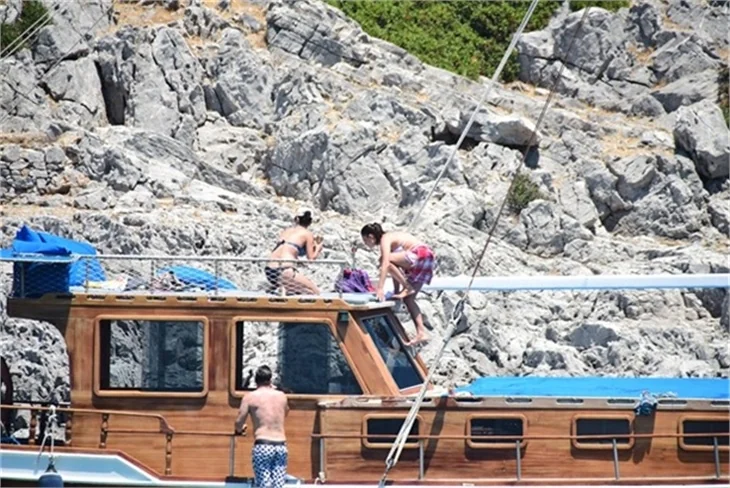 Nurgül Yeşilçay tanga bikini ile yakalandı!