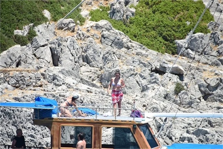 Nurgül Yeşilçay tanga bikini ile yakalandı!
