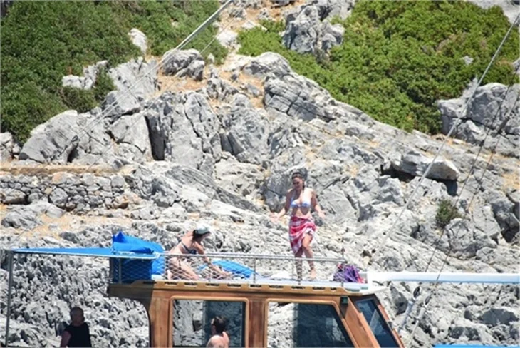 Nurgül Yeşilçay tanga bikini ile yakalandı!