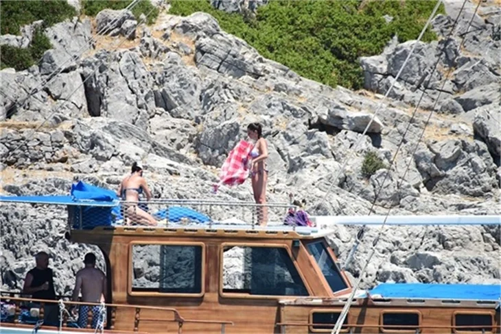 Nurgül Yeşilçay tanga bikini ile yakalandı!