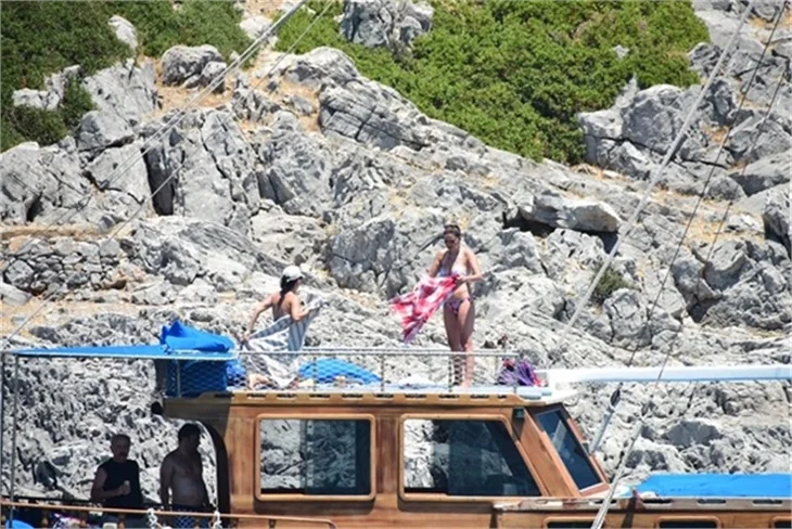 Nurgül Yeşilçay tanga bikini ile yakalandı!