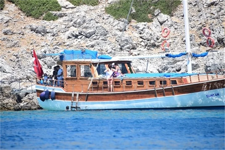Nurgül Yeşilçay tanga bikini ile yakalandı!
