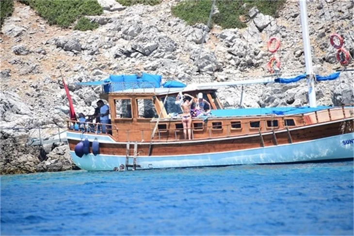 Nurgül Yeşilçay tanga bikini ile yakalandı!