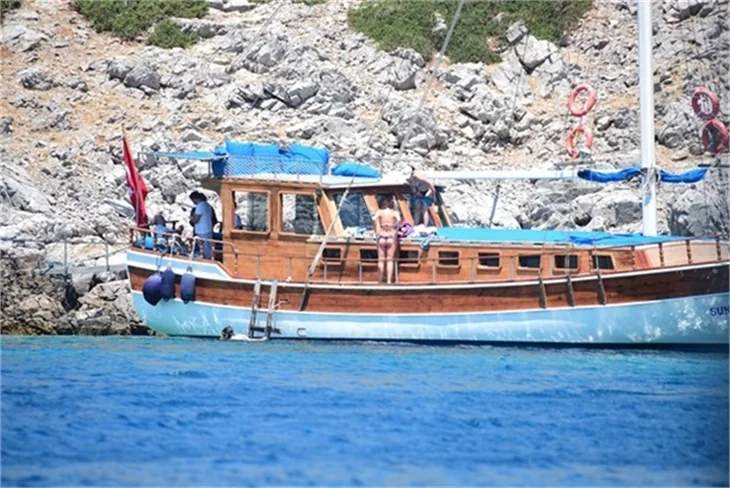 Nurgül Yeşilçay tanga bikini ile yakalandı!