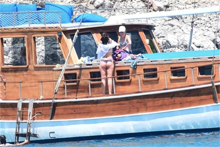Nurgül Yeşilçay tanga bikini ile yakalandı!