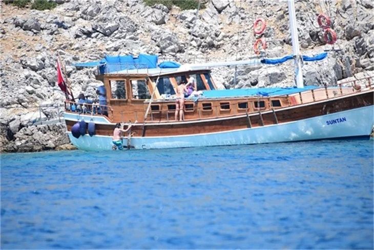 Nurgül Yeşilçay tanga bikini ile yakalandı!