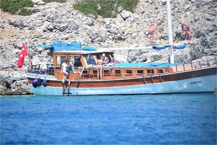 Nurgül Yeşilçay tanga bikini ile yakalandı!