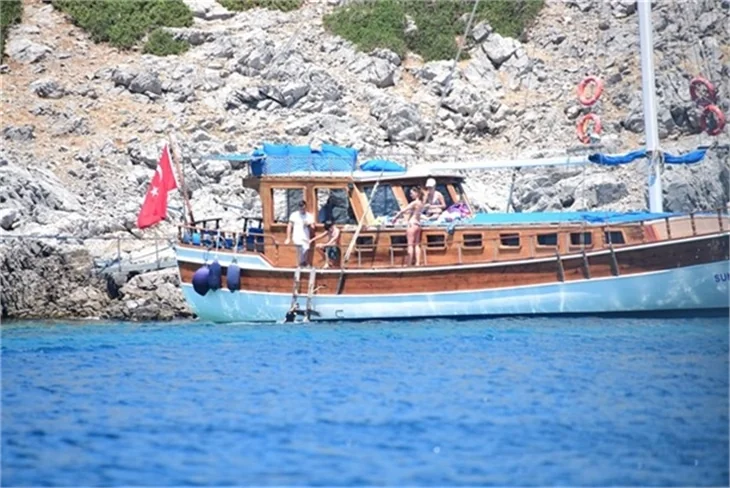 Nurgül Yeşilçay tanga bikini ile yakalandı!
