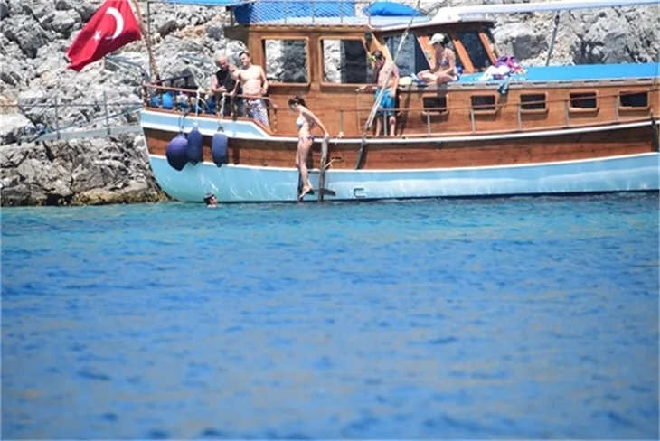 Nurgül Yeşilçay tanga bikini ile yakalandı!