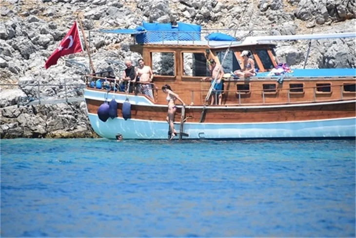 Nurgül Yeşilçay tanga bikini ile yakalandı!