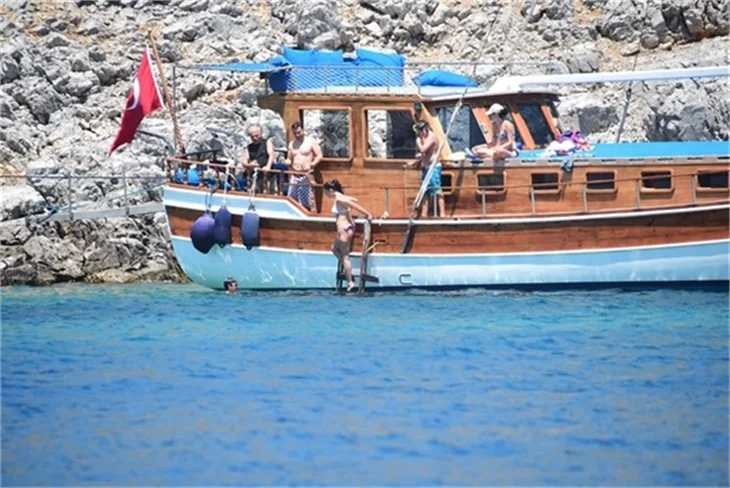 Nurgül Yeşilçay tanga bikini ile yakalandı!