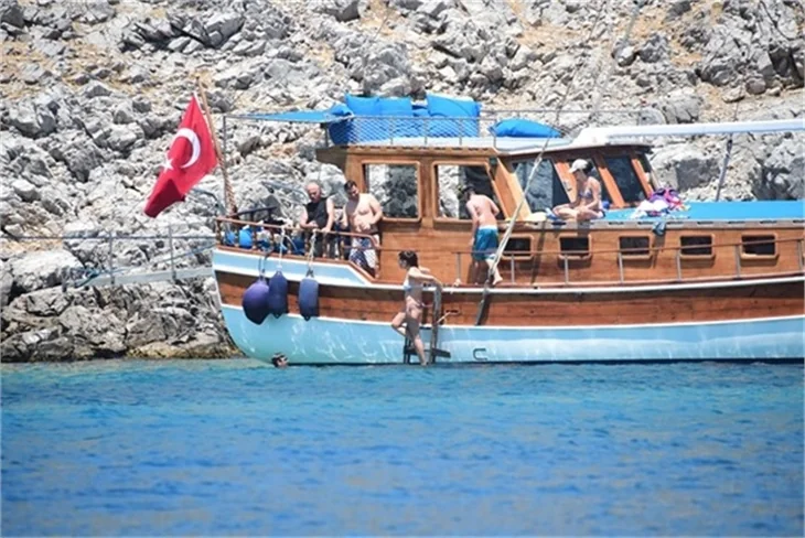 Nurgül Yeşilçay tanga bikini ile yakalandı!
