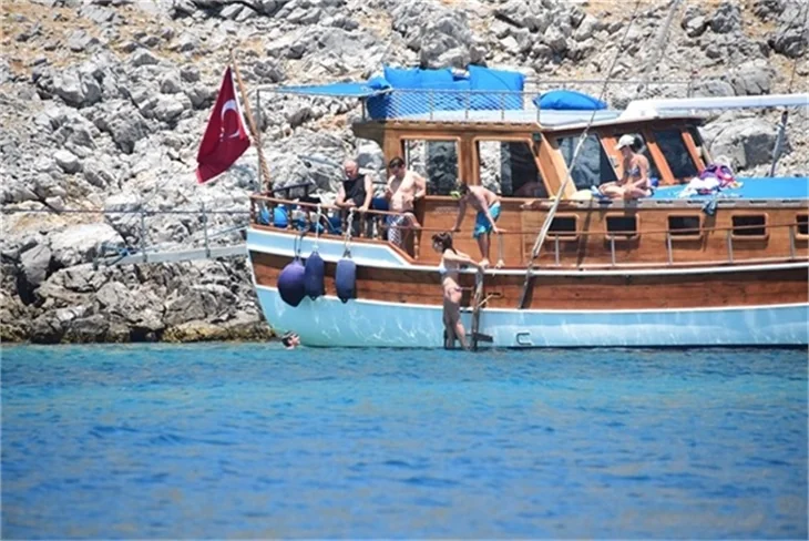 Nurgül Yeşilçay tanga bikini ile yakalandı!