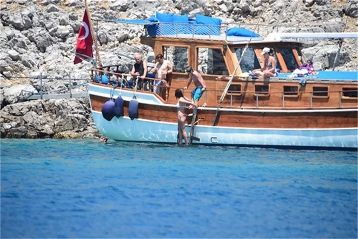 Nurgül Yeşilçay tanga bikini ile yakalandı!