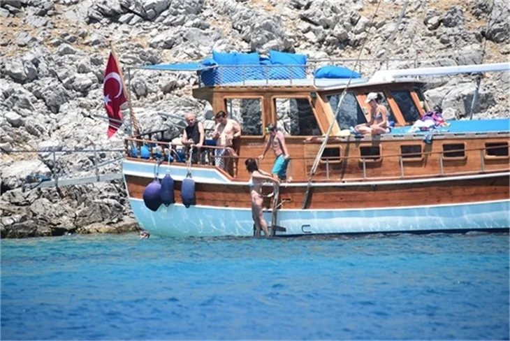 Nurgül Yeşilçay tanga bikini ile yakalandı!