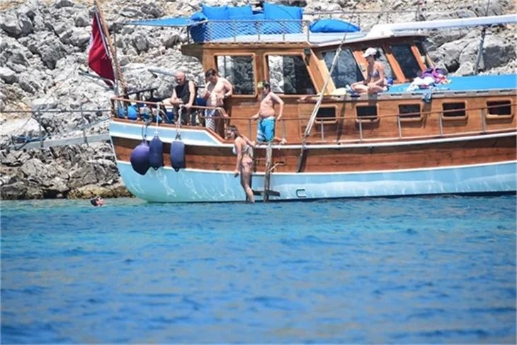 Nurgül Yeşilçay tanga bikini ile yakalandı!