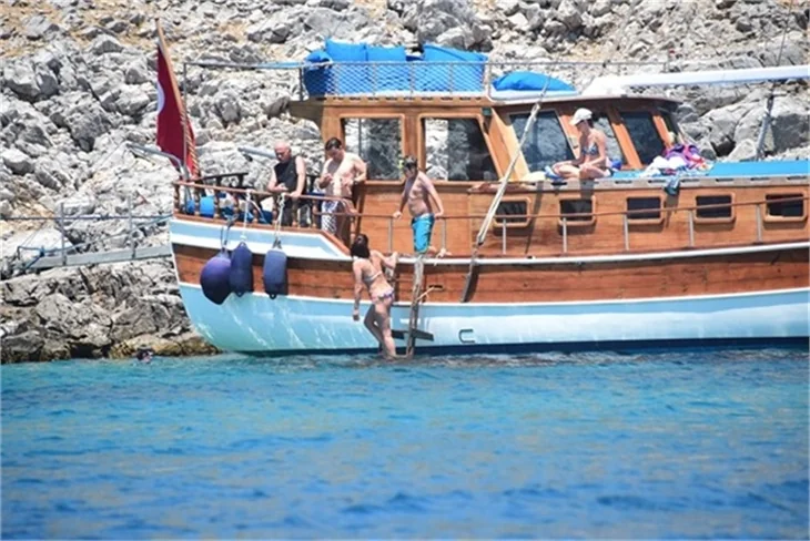 Nurgül Yeşilçay tanga bikini ile yakalandı!
