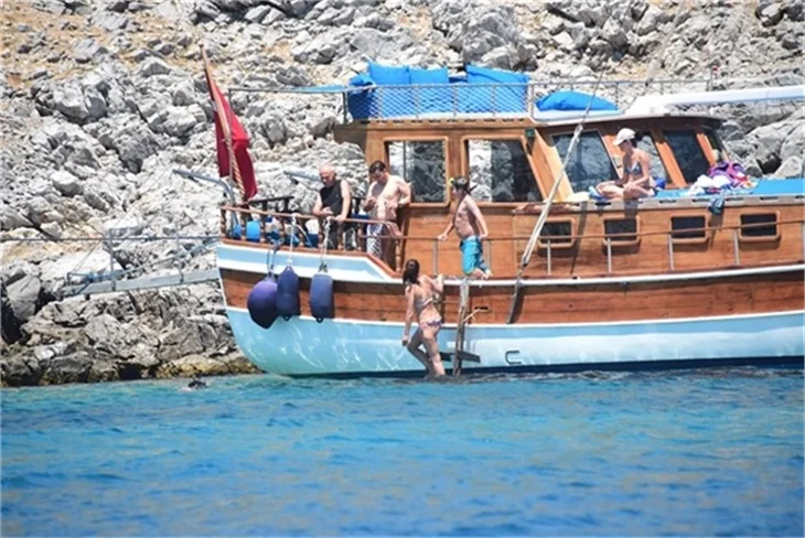 Nurgül Yeşilçay tanga bikini ile yakalandı!
