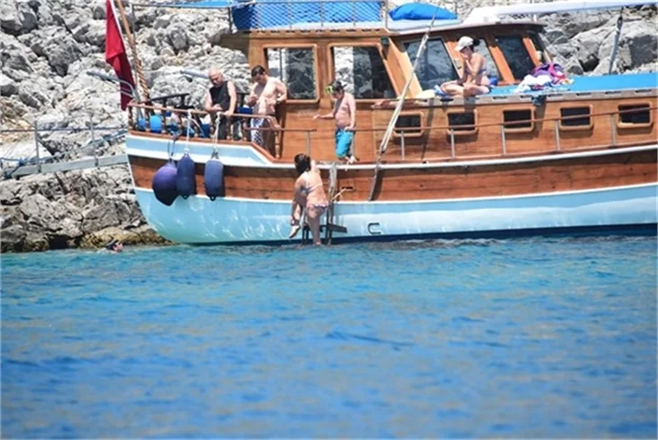 Nurgül Yeşilçay tanga bikini ile yakalandı!