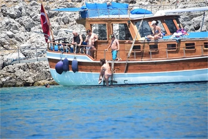 Nurgül Yeşilçay tanga bikini ile yakalandı!