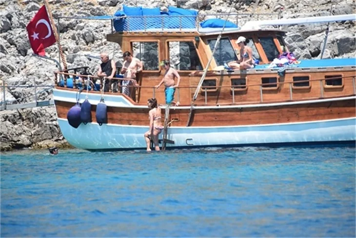 Nurgül Yeşilçay tanga bikini ile yakalandı!