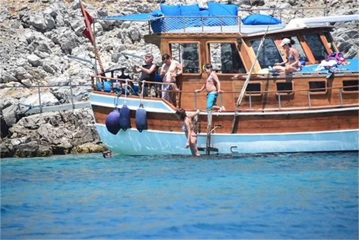 Nurgül Yeşilçay tanga bikini ile yakalandı!
