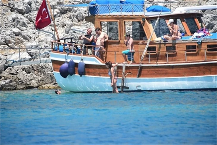 Nurgül Yeşilçay tanga bikini ile yakalandı!