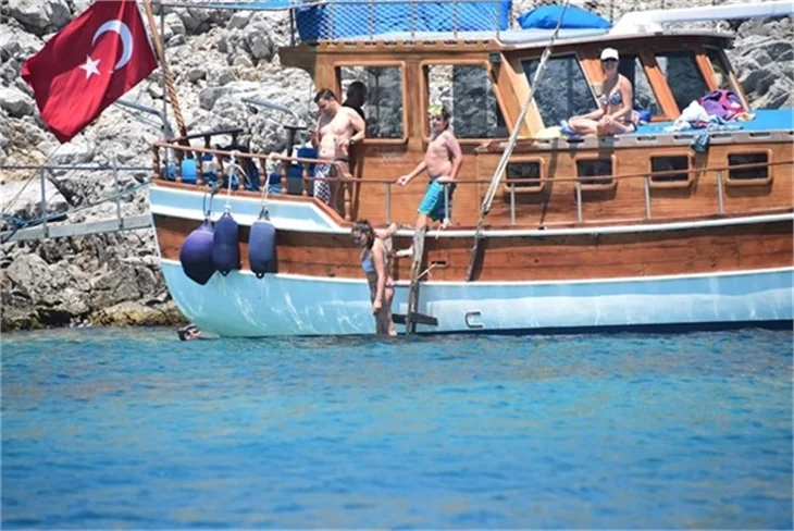 Nurgül Yeşilçay tanga bikini ile yakalandı!