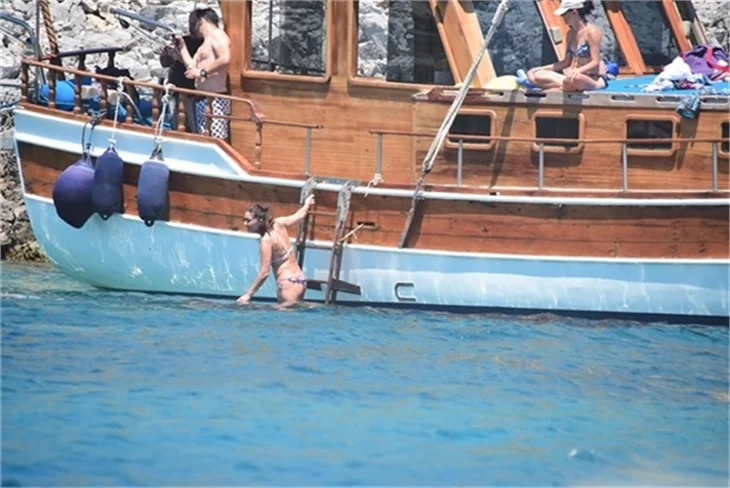 Nurgül Yeşilçay tanga bikini ile yakalandı!