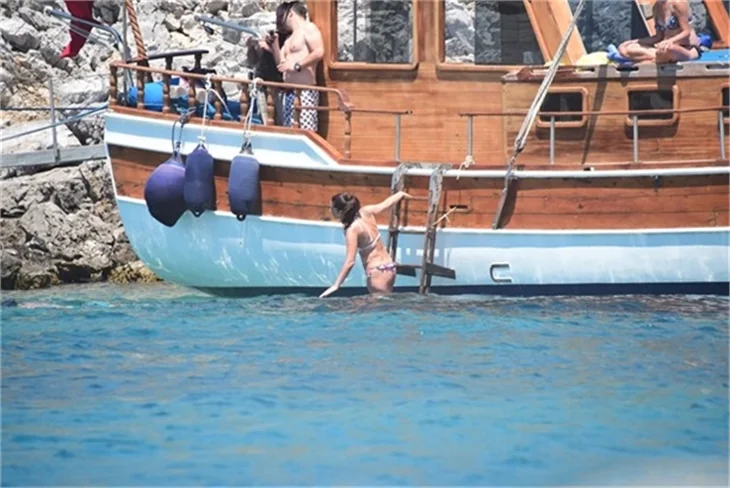 Nurgül Yeşilçay tanga bikini ile yakalandı!