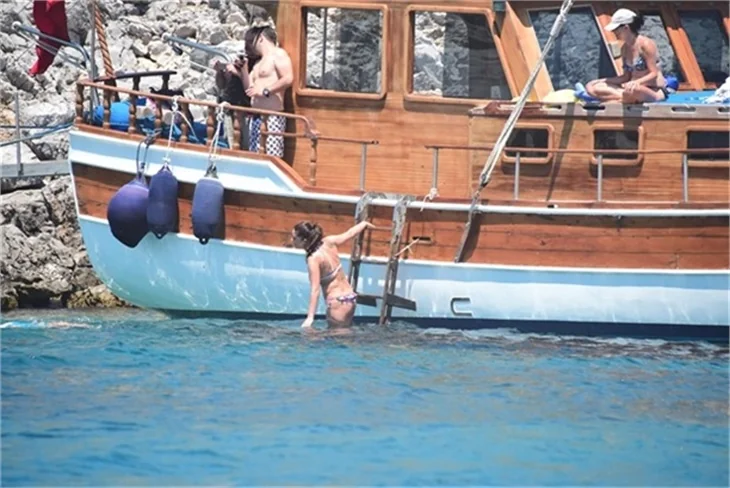 Nurgül Yeşilçay tanga bikini ile yakalandı!