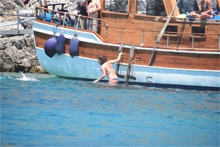 Nurgül Yeşilçay tanga bikini ile yakalandı!