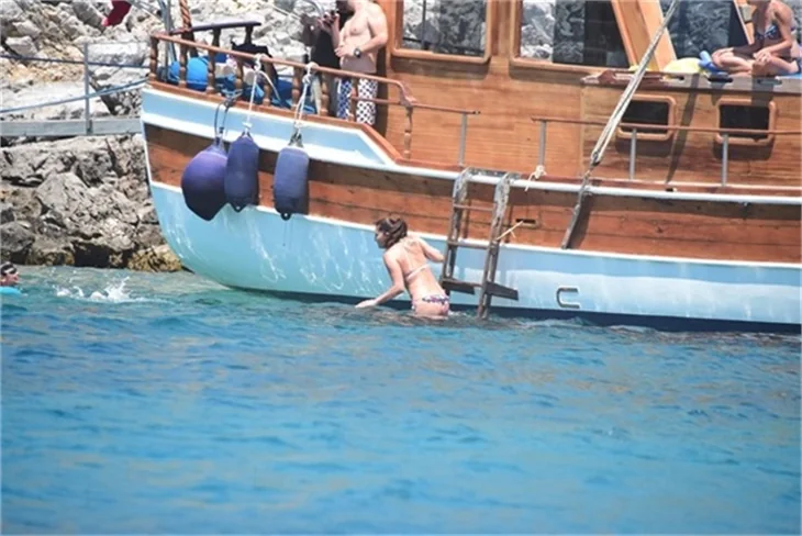 Nurgül Yeşilçay tanga bikini ile yakalandı!